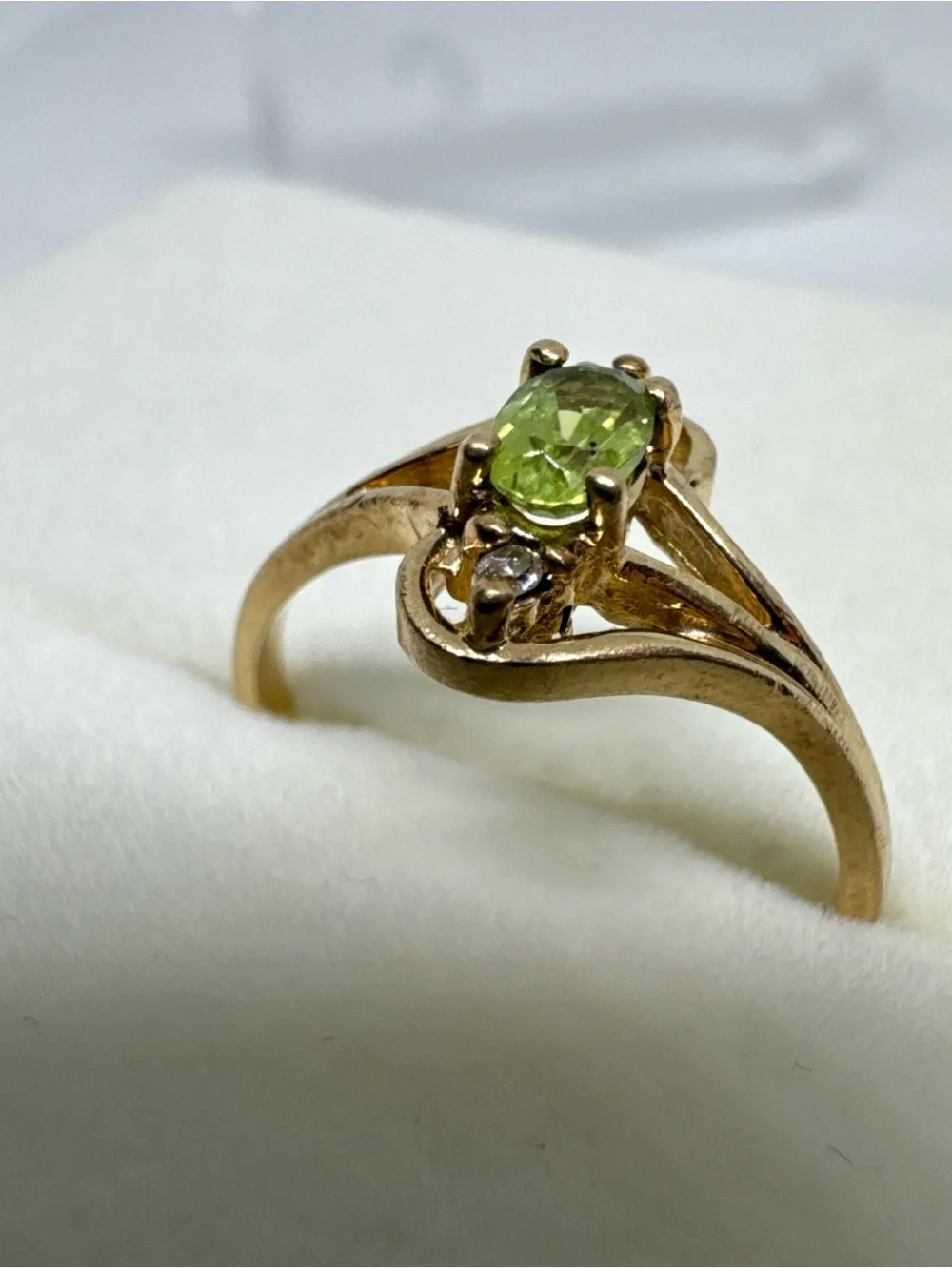 10K Yellow Gold Green Oval Peridot & Diamond Accent Size 6 Bypass Ring 1.54g